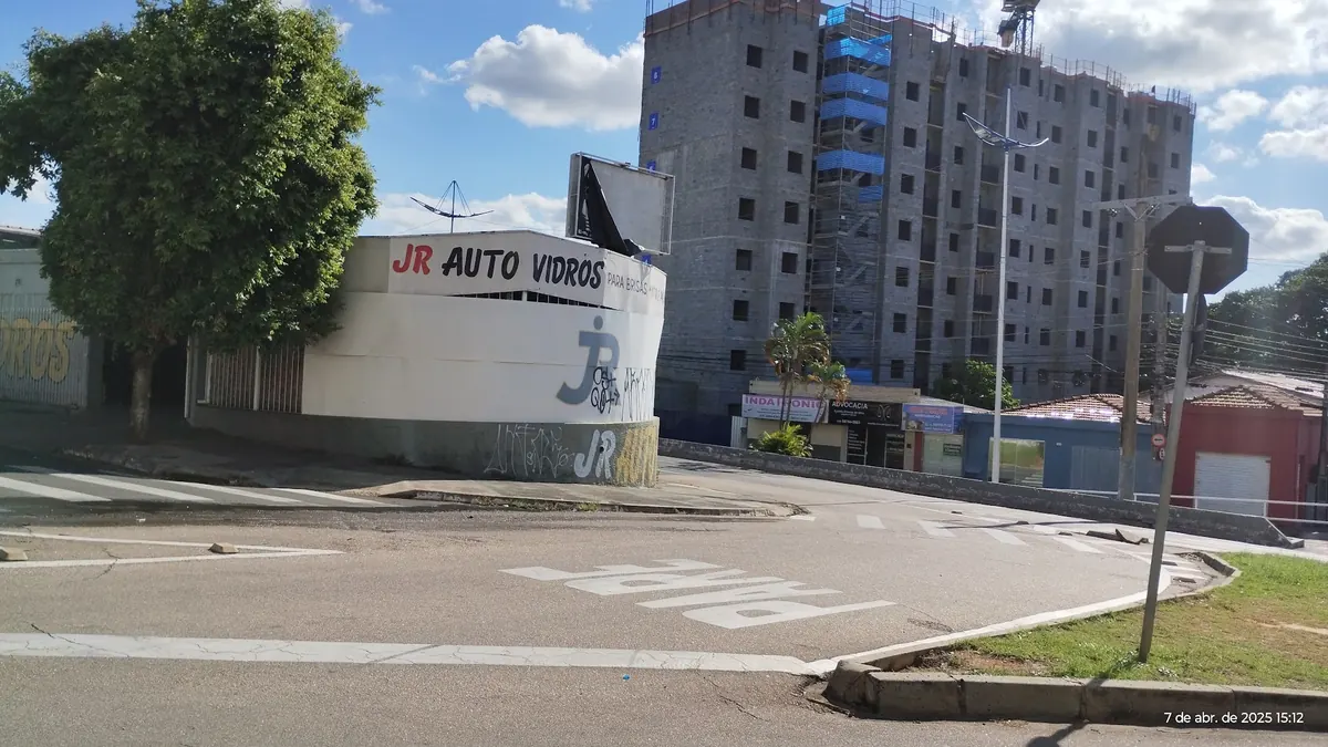 Esquina da R. dos Antúrios com a oficina da JR Auto Vidros vista da rua